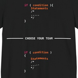 Może przedstawiać: Czarna koszulka z napisem "CHOOSE YOUR TEAM" i fragmentami kodu w kolorze różowym i pomarańczowym. Kod zawiera "if (condition)" i "Statements" w nawiasach klamrowych, z komentarzami.
