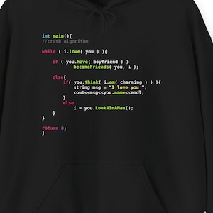 Może przedstawiać: Czarna bluza z kapturem z przednią kieszenią i sznurkiem. Przód zdobi kolorowy kod komputerowy, w tym tekst "i.love(you)" i "becomeFriends(you, 1);" w różnych kolorach. Unikalny i geekowski element odzieży.