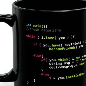Könnte beinhalten: Schwarze Keramik-Kaffeetasse mit weißem Griff. Die Tasse zeigt Computercode in verschiedenen Farben, darunter Grün, Pink und Weiß. Der Code enthält den Text "I love you" und "Look4InAMan".