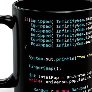 Może przedstawiać: Czarny ceramiczny kubek z zakrzywionym uchwytem. Kubek zawiera biały tekst, który przypomina kod komputerowy, w tym frazy takie jak "InfinityGem" i "FingerSnap()". Kubek jest przeznaczony do gorących napojów.