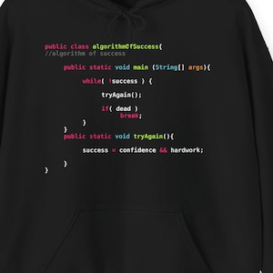 Może przedstawiać: Czarna bluza z kapturem z przednią kieszenią i kapturem. Projekt zawiera kolorowe fragmenty kodu, w tym "public class algorithmOfSuccess". Stylowy element garderoby dla programistów i entuzjastów technologii.
