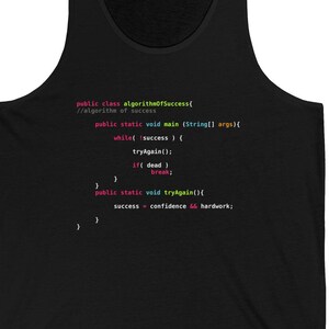 Może przedstawiać: Czarny tank top z nadrukowanym fragmentem kodu w różnych kolorach. Kod zawiera wiersze takie jak "public class algorithmOfSuccess" i "success = confidence && hardwork". Swobodny, wygodny element garderoby.