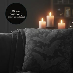 Sierkussen vleermuizen en rozen, alleen hoes | Donker Victoriaans-gotisch woondecoratie
