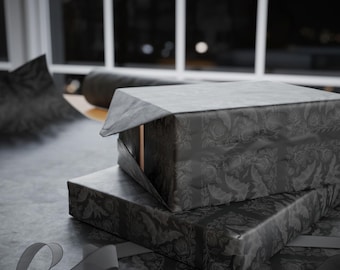 Papel de embrulho para presente com morcegos e rosas em estilo gótico preto e dark academia.