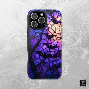 Könnte beinhalten: Eine Handyhülle aus violett und blauem Buntglas mit einem Design von Fledermäusen, die vor einem Baum fliegen. Die Hülle hat einen Ausschnitt für das Kameraobjektiv.
