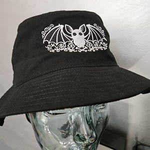 Bestickter Schwarz Weißer Fledermaus Fischerhut, Einzigartiger Gothic Hut, Cooles Accessoire, Festival Mode, Outdoor Sonnenschutz