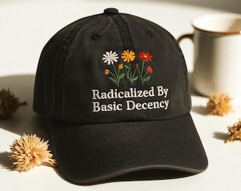 Geborduurde pet met de tekst "Radicalized By Basic Decency", liberaal accessoire, democratisch cadeau, pet om radicale empathie te beoefenen.