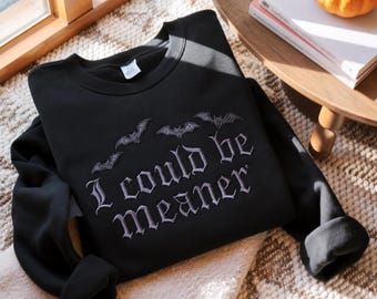 Broderad Halloween-tröja: "I Could Be Meaner" fladdermus-Croon Neck