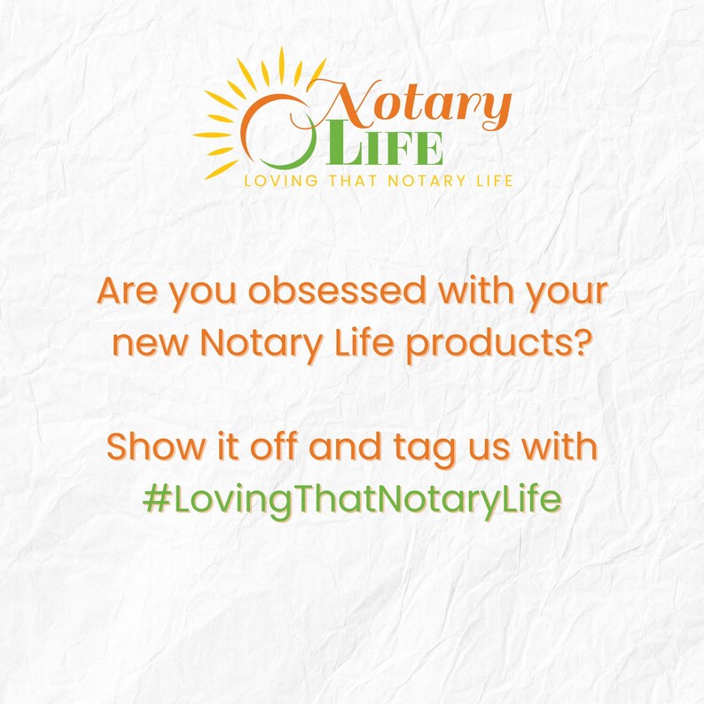 Op de afbeelding: Witte getextureerde achtergrond met het "Notary Life" logo in oranje, groen en geel. Tekst luidt: "Ben je geobsedeerd door je nieuwe Notary Life producten? Laat het zien en tag ons met #LovingThatNotaryLife."