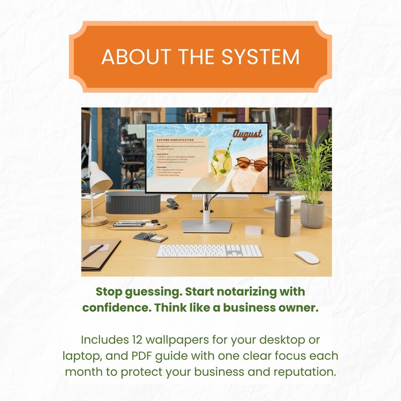 Op de afbeelding: Een computerbureau met een monitor met het woord "August" en een strandsc&egrave;ne. Op het bureau staan een toetsenbord, muis, lamp en een plant in een pot. De tekst "ABOUT THE SYSTEM" staat bovenaan.