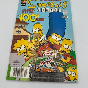 Könnte beinhalten: Das Cover des Comics The Simpsons Giant-Sized 100th Issue zeigt die Simpsons-Familie: Homer, Marge, Bart, Lisa und Maggie. Das Cover ist gelb mit blauem Himmel und grünem Rasen. Der Titel "The Simpsons Giant-Sized 100th Issue!" ist in großen, fetten Buchstaben geschrieben. Der Comic wird von Bongo Entertainment veröffentlicht.