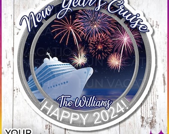 Puede incluir: Una pegatina redonda con un marco plateado y un fondo blanco. La pegatina presenta un crucero navegando hacia un cielo nocturno con fuegos artificiales. El texto "New Year's Cruise" está escrito en una fuente cursiva en la parte superior de la pegatina. El texto "The Williams" está escrito en una fuente negra debajo del barco. El texto "Happy 2024!" está escrito en una fuente blanca debajo del barco. La pegatina es perfecta para celebrar un crucero de Año Nuevo.