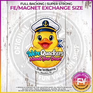 Könnte beinhalten: Ein gelber Gummi-Enten-Magnet mit einer weißen und blauen Kapitänsmütze. Der Text lautet We're Quackers About Your Door! The Williams Houston, TX. Der obere Text lautet FULL BACKING | SUPER STRONG FE/MAGNET EXCHANGE SIZE.