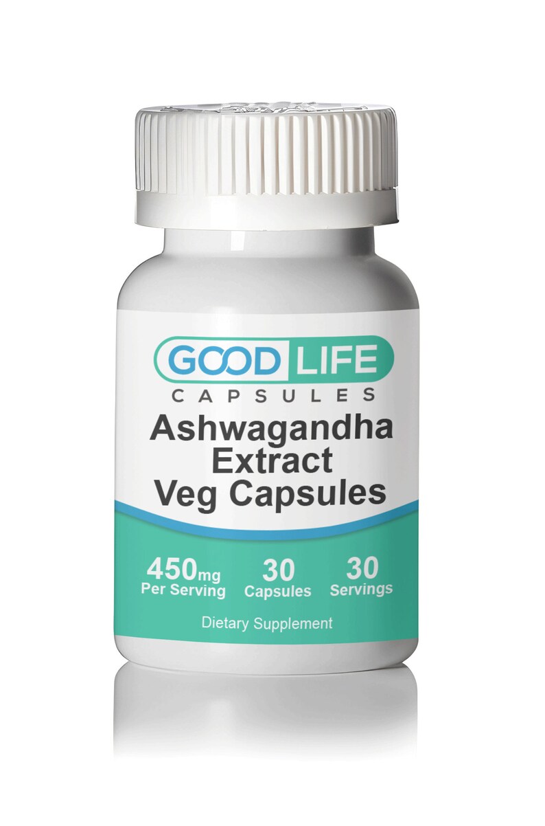 Op de afbeelding: Witte fles met een groen etiket met de tekst "GOOD LIFE CAPSULES Ashwagandha Extract Veg Capsules 450mg Per Serving 30 Capsules 30 Servings Dietary Supplement"