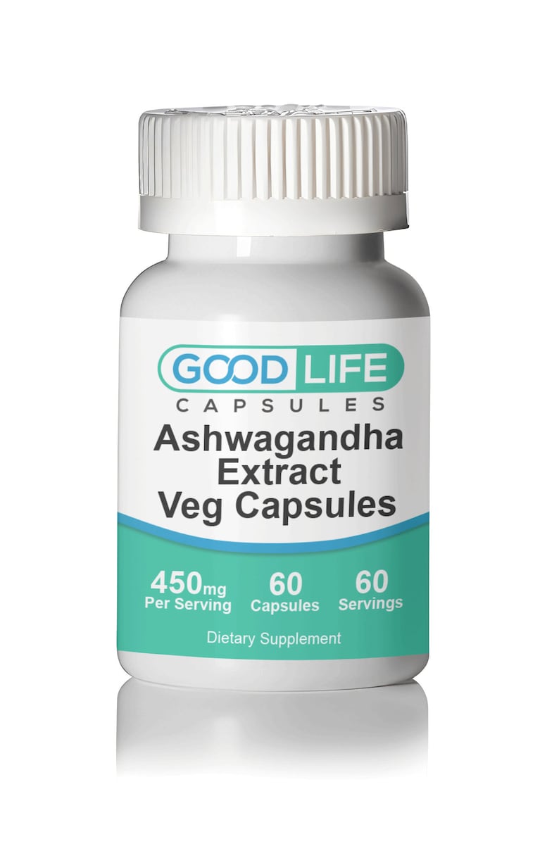 Op de afbeelding: Witte fles met een blauw etiket waarop staat "GOOD LIFE CAPSULES Ashwagandha Extract Veg Capsules 450mg Per Serving 60 Capsules 60 Servings Dietary Supplement"