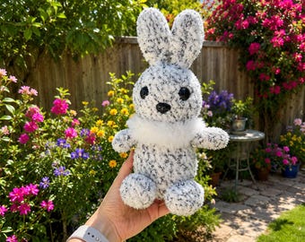 Bezaubernder Hase mit Pelzkragen