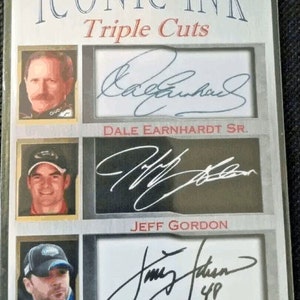 Peut inclure: Une carte blanche avec le titre "Iconic Ink Triple Cuts" et trois photos en noir et blanc de pilotes de course avec leurs autographes. Les pilotes sont Dale Earnhardt Sr., Jeff Gordon et Jimmie Johnson.