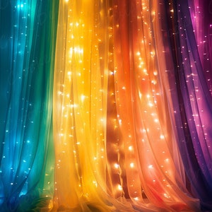 Könnte beinhalten: Ein Regenbogen-Hintergrund aus durchsichtigem Stoff mit weißen Lichterketten, die darüber gespannt sind. Der Stoff ist in Blautönen, Gelb, Orange und Lila.