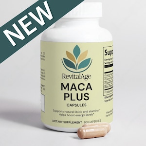 Może przedstawiać: Biała butelka kapsułek RevitalAge Maca Plus. Etykieta zawiera logo z kształtami liści w kolorze turkusowym, złotym i brązowym. Tekst "MACA PLUS CAPSULES" jest widoczny. Suplement diety z 60 kapsułkami.