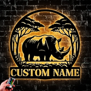 Arte de pared de metal con luz LED y diseño de rinoceronte en el bosque personalizado, letrero con nombre de protector de vida silvestre personalizado, decoración para el hogar, regalo para todos