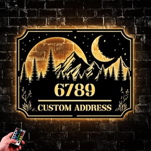 Luz LED de metal con número de casa personalizado con diseño de montaña y bosque en la luna, letrero de dirección personalizado para placa exterior, decoración de porche delantero como regalo