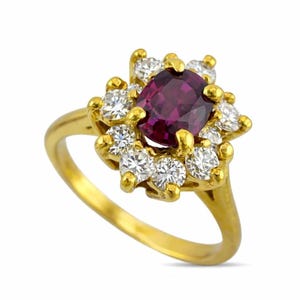 Anello cocktail in oro giallo 18 carati con rubino da 0,50 carati e diamanti da 0,24 carati.