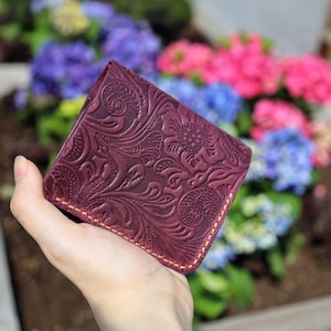 Portefeuille en cuir fait main pour femme - Portefeuille bohème minimaliste, portefeuille hippie sculpté - Cadeau pour elle, portefeuille mauve bohème - Portefeuille avec poche à monnaie