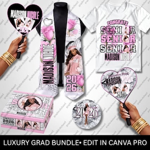 以下が含まれることがあります： 卒業記念品セット。白いTシャツ、サッシュ、箱、ボタン、ハート型の扇子2つが含まれています。ピンクのアクセント、写真、「MADISON NICOLE」と「2026」の文字で装飾されています。Tシャツには「CONGRATS SENIOR MADISON NICOLE」と書かれています。