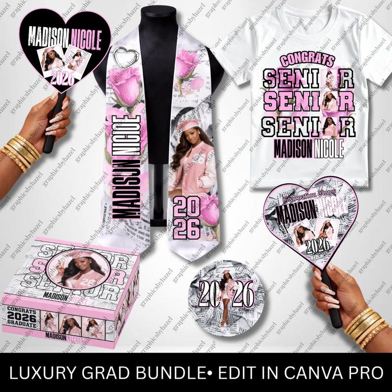 以下が含まれることがあります： 卒業記念品セット。白いTシャツ、サッシュ、箱、ボタン、ハート型の扇子2つが含まれています。ピンクのアクセント、写真、「MADISON NICOLE」と「2026」の文字で装飾されています。Tシャツには「CONGRATS SENIOR MADISON NICOLE」と書かれています。