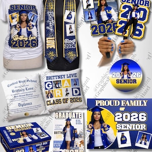 K&ouml;nnte beinhalten: Eine Sammlung von Artikeln zum Thema Abschlussfeier in Blau und Gold, darunter ein T-Shirt, ein Sch&auml;rpe, Schilder, ein Kissen und eine Geschenkbox. Die Artikel zeigen den Namen "Brittney Love" und das Jahr "2026" mit dem Text "Senior" und "Graduate".