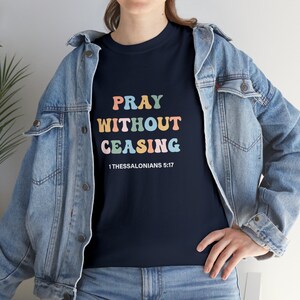 Orar sin cesar Camisa azul marino, Camisa unisex con verso de la Biblia, Camisa de regalo cristiano, Camisa religiosa, Basada en la fe, Camiseta de las Escrituras