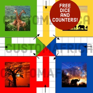 Op de afbeelding: Een kleurrijk spelbord met een groen, geel, rood en blauw vierkant. Elk vierkant heeft een ander beeld. Het groene vierkant heeft twee giraffen, het gele vierkant heeft een groep olifanten en een neushoorn, het rode vierkant heeft een baobabboom en een zonsondergang, en het blauwe vierkant heeft een silhouet van een olifant en een zwerm vogels tegen een zonsondergang. Het bord heeft de tekst "CUSTOM AFRICA" en "FREE DICE AND COUNTERS!" erop gedrukt.