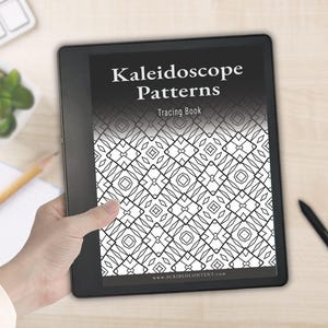 Peut inclure: Une tablette numérique noire affichant un livre de traçage intitulé Kaleidoscope Patterns. L'écran présente un motif géométrique en noir et blanc avec des formes répétitives de losanges et de carrés. Le texte ScribedContent.com est visible en bas.