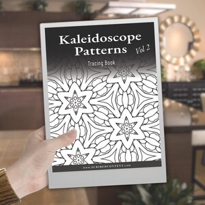 Op de afbeelding: Een rechthoekig overtrekboek getiteld Kaleidoscope Patterns Vol 2. De kaft heeft een zwarte koptekst met witte letters, een middengedeelte met een zwart-wit geometrisch sterpatroon en een zwarte voettekst met de tekst WWW.SCRIBEDCONTENT.COM.