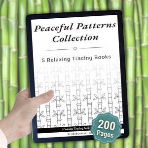 Op de afbeelding: Een digitale tablet met een omslag getiteld Peaceful Patterns Collection met de ondertitel 5 Relaxing Tracing Books. Het scherm toont een zwart-wit bamboepatroon en een blauwgroene badge met de tekst 200 Pages in de rechterbenedenhoek.