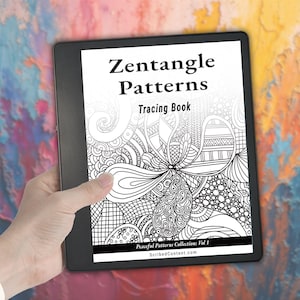 Op de afbeelding: Een zwarte digitale tablet met een witte omslagpagina getiteld Zentangle Patterns Tracing Book. Het scherm toont ingewikkelde zwart-witte lijnpatronen, met de tekst Peaceful Patterns Collection: Vol 1 en ScribedContent.com.
