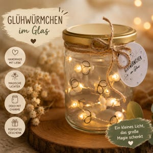 Könnte beinhalten: Ein Glas mit goldenem Deckel, gefüllt mit Lichterketten in Form von Glühwürmchen. Das Glas ist mit Bindfaden gebunden und hat ein Etikett mit der Aufschrift "GLÜHWÜRMCHEN im Glas".
