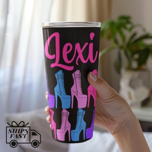 Copo térmico personalizado para pole dance, lembrancinha para festa de pole dance, presente para amiga que curte pole dance, caneca com acessórios para aula de pole dance.