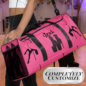 Puede incluir: Una bolsa de deporte rosa con detalles negros, con un nombre personalizado e ilustraciones de botas de tacón alto y siluetas de pole dance. La bolsa tiene un bolsillo lateral de malla y el texto "COMPLETELY CUSTOMIZE".