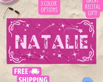 Könnte beinhalten: Rosa Strandtuch mit dem Namen "NATALIE" in weiß geschrieben, wobei in jedem Buchstaben eine Ballerina-Silhouette zu sehen ist. Das Handtuch ist mit weißen Sternen und Sternschnuppen verziert. Der Text "3 COLOR OPTIONS" und "GREAT RECITAL GIFT!" befindet sich in weißen Kästchen auf dem Bild.