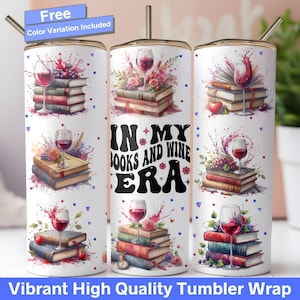 Pode incluir: Um envoltório de copo branco com um design que apresenta pilhas de livros, copos de vinho e o texto "In My Books and Wine Era".