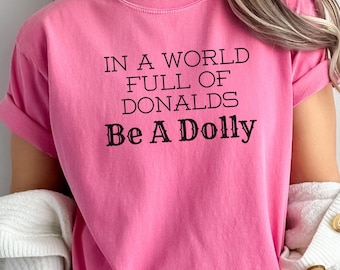 Camiseta "En un mundo lleno de Donalds, sé una Dolly", camiseta sutilmente anti-Trump, camiseta progresista