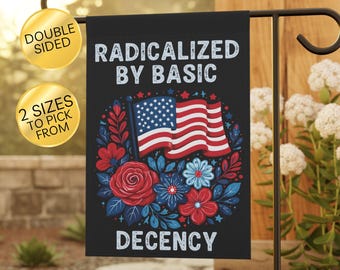 Puede incluir: Bandera de jardín negra con el texto "RADICALIZED BY BASIC DECENCY" y un diseño de la bandera estadounidense rodeado de flores rojas, blancas y azules. La bandera es de doble cara y está disponible en dos tamaños.