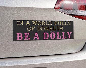 En un mundo lleno de Donalds, sé una Dolly. Imán para coche, pegatina sutil anti-Trump para parachoques, decoración progresista, accesorio para coche de izquierda liberal.