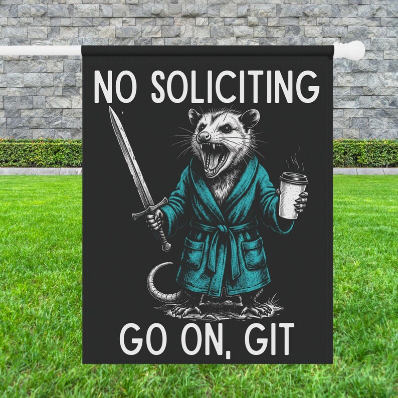 Pode incluir: Bandeira de jardim preta com o texto "NO SOLICITING" acima de uma ilustra&ccedil;&atilde;o de um gamb&aacute; em um roup&atilde;o azul-petr&oacute;leo segurando uma espada e uma x&iacute;cara de caf&eacute;. O texto "GO ON, GIT" est&aacute; abaixo do gamb&aacute;.