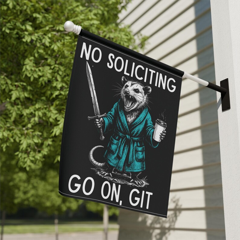 No Soliciting Angry Opossum Garden & House Banner | Funny Yard Flag. Go On Git Lawn Sign imagem 10