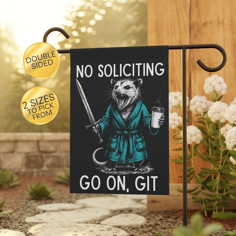 Pode incluir: Bandeira de jardim preta com uma ilustra&ccedil;&atilde;o humor&iacute;stica de um gamb&aacute; em roup&atilde;o azul-petr&oacute;leo segurando uma espada e uma x&iacute;cara de caf&eacute;. Texto: "NO SOLICITING" e "GO ON, GIT". Design de dupla face, dois tamanhos.