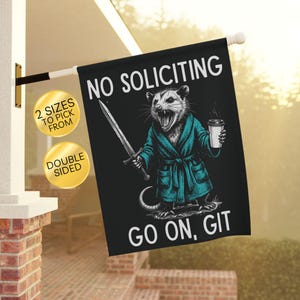 Pode incluir: Bandeira preta com o texto "NO SOLICITING" e "GO ON, GIT". A bandeira apresenta um desenho animado de um gamb&aacute; com um roup&atilde;o verde-azulado segurando uma espada e uma x&iacute;cara de caf&eacute;. A bandeira &eacute; dupla face e est&aacute; dispon&iacute;vel em dois tamanhos.