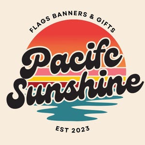 Puede incluir: Un logotipo gr&aacute;fico circular que presenta una puesta de sol con franjas horizontales en rojo, rosa, amarillo y azul verdoso. El texto negro dice "FLAGS BANNERS & GIFTS" arriba, "Pacific Sunshine" en el centro y "EST 2023" abajo sobre un fondo crema.