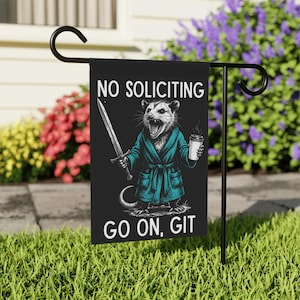 No Soliciting Angry Opossum Garden & House Banner | Funny Yard Flag. Go On Git Lawn Sign imagem 2